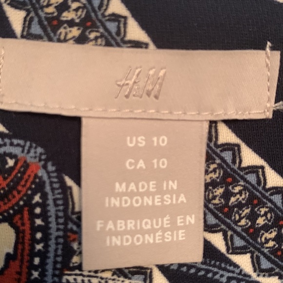 H&M navy dress with print; women’s size 10. - Picture 9 of 9